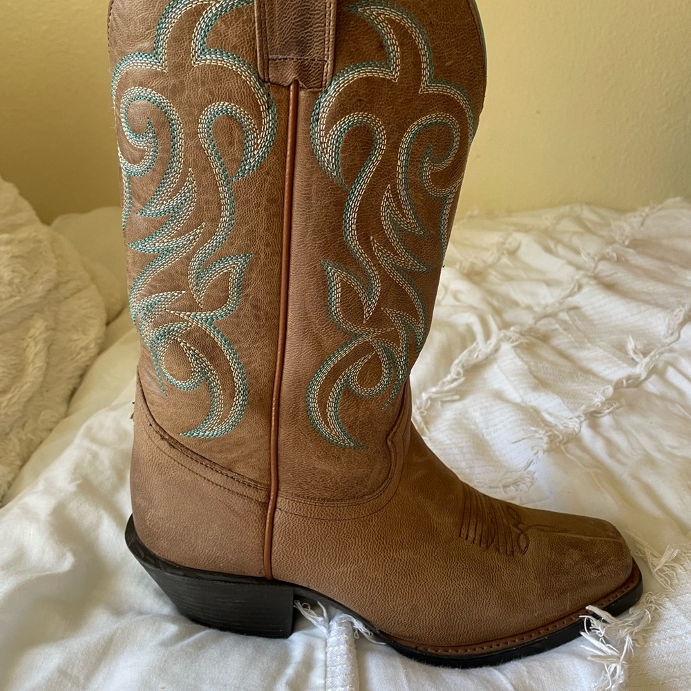 Ended up being wrong size, too small but great condition. Only worn 3 times